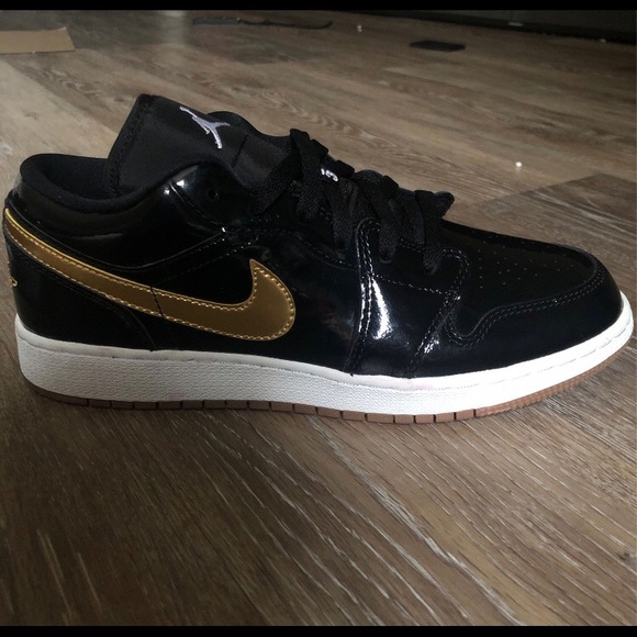 Air Jordans 1 Low ‘Meltallic Gold’ - Picture 2 of 4